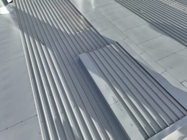 Side view of the metal profiled roof showing the installed edge protection